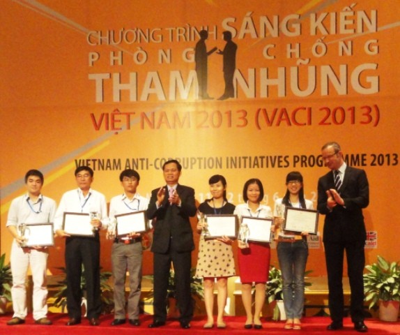 Penyampaian hadiah kepada gagasan-gagasan tentang pencegahan dan pemberantasan korupsi Vietnam 2013 - ảnh 1