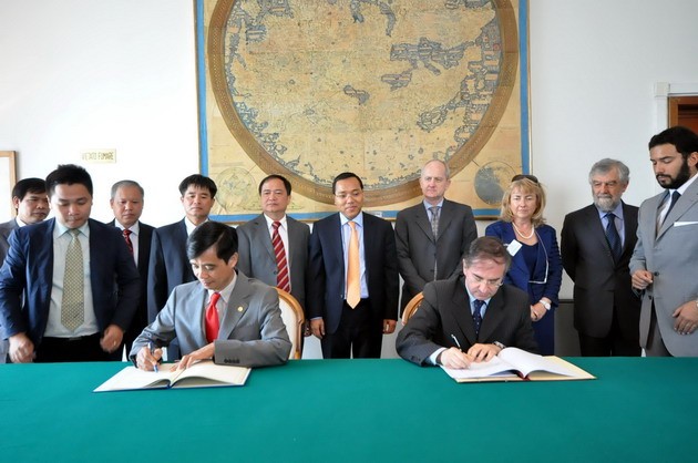 Vietnam dan Italia menanda-tangani Perjanjian kerjasama penerbangan - ảnh 1