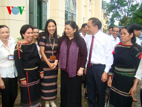 Wakil Ketua MN Vietnam, Tong Thi Phong melakukan kontak dengan pemilih provinsi Dac Lac - ảnh 1