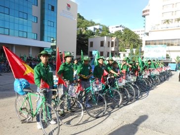 Program bersepeda lintas Vietnam ke-6 tahun 2013 dengan tema “Demi Laut dan pulau kampung halaman” - ảnh 1
