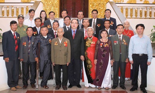Deputi PM Nguyen Thien Nhan menerima rombongan orang-orang yang berjasa provinsi Quang Tri - ảnh 1