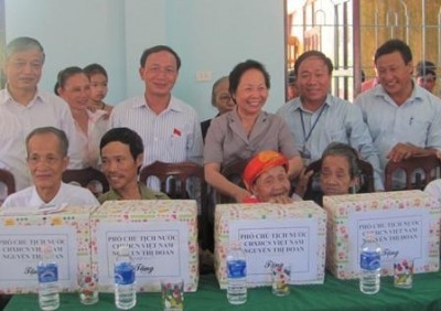 Wapres Vietnam Nguyen Thi Doan memberikan bingkisan kepada keluarga prioritas di provinsi Quang Binh - ảnh 1