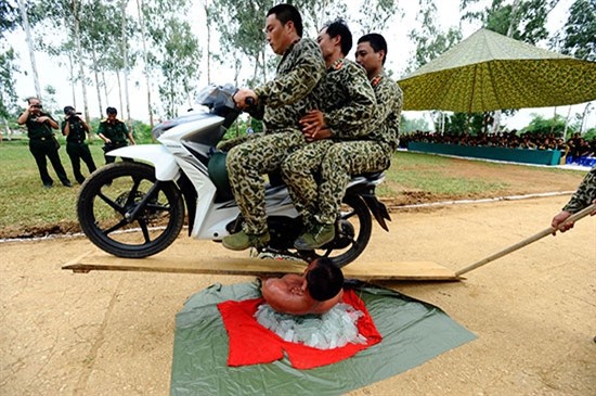 Pasukan Anti Terorisme Vietnam melakukan latihan - ảnh 8