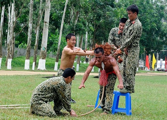 Pasukan Anti Terorisme Vietnam melakukan latihan - ảnh 7
