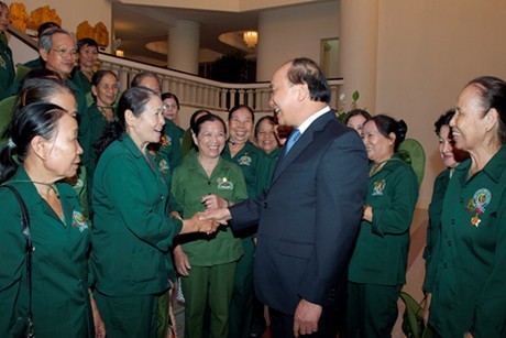 Deputi PM Nguyen Xuan Phuc menerima rombongan mantan pemuda pembidas - ảnh 1