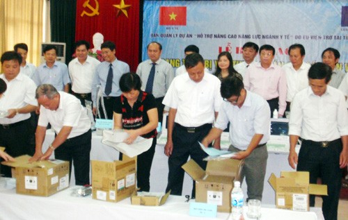 Uni Eropa memberikan bantuan yang berupa peralatan medis kepada provinsi Ha Nam - ảnh 1