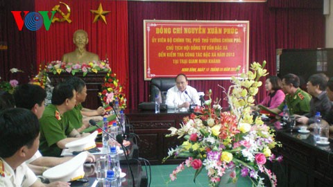 Deputi PM Nguyen Xuan Phuc memimpin sidang Dewan Konsultasi tentang pemberian remisi tahun 2013 - ảnh 1
