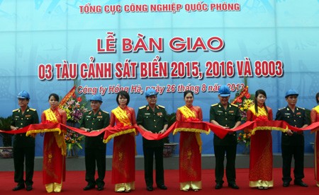 Memberikan perlengkapan 3 kapal patroli Pasukan Polisi Laut Vietnam - ảnh 1