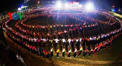 Pertunjukan Mega Tarian Xoe kuno menetapkan rekor paling besar di Vietnam - ảnh 1