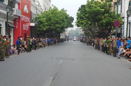 Penduduk kota Hanoi memberikan penghormatan terakhir kepada Jenderal Vo Nguyen Giap - ảnh 2
