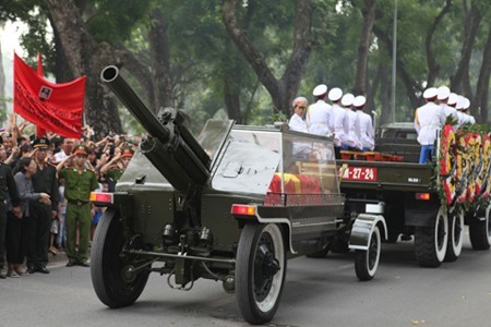 Seluruh negeri Vietnam memberikan penghormatan terakhir kepada Almarhum Jenderal Vo Nguyen Giap - ảnh 3