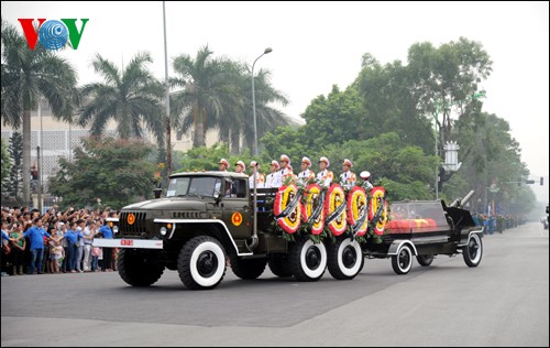 Penduduk kota Hanoi memberikan penghormatan terakhir kepada Jenderal Vo Nguyen Giap - ảnh 1