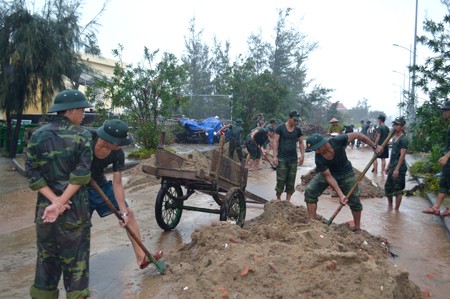 Seluruh negeri berpadu tenaga membantu rakyat korban taufan dan banjir di daerah Vietnam Tengah - ảnh 1