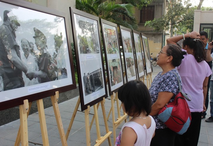 Pameran foto Almarhum Jenderal Vo Nguyen Giap dengan para remaja ibukota - ảnh 1