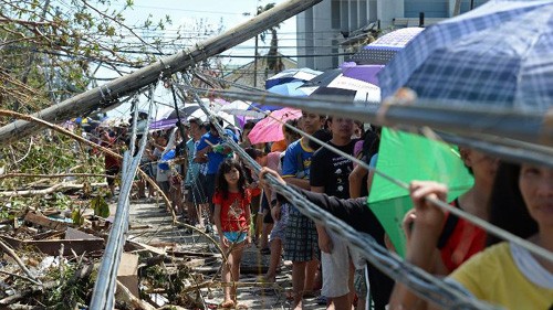 Komunitas Internasional memperkuat bantuan kepada Filipina untuk mengatasi akibat supra-taufan Haiyan - ảnh 1
