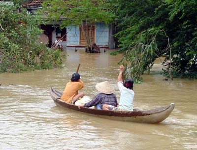 Diaspora Vietnam di Perancis berkiblat ke warga setanah-air yang menderita banjir di Vietnam Tengah - ảnh 1