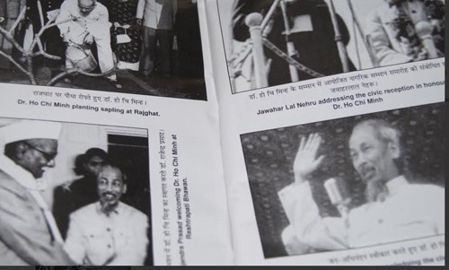 Riwayat hidup Presiden Ho Chi Minh dalam bahasa Hindi diluncurkan kepada para pembaca India - ảnh 1
