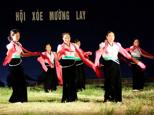 Rakyat etnis minoritas Thai di kotamadya Muong Lay melestasikan identitas kebudayaantradisional - ảnh 2