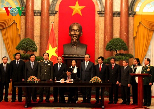Presiden Vietnam Truong Tan Sang menanda-tangani perintah mengumumkan UUD - ảnh 1