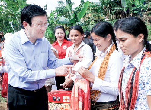 Presiden Truong Tan Sang mengunjungi dan memberikan bingkisan kepada rakyat provinsi Quang Nam - ảnh 1