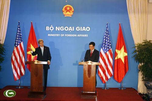 Menlu Vietnam dan Menlu AS melakukan pertemuan dengan pers setelah pembicaraan - ảnh 1