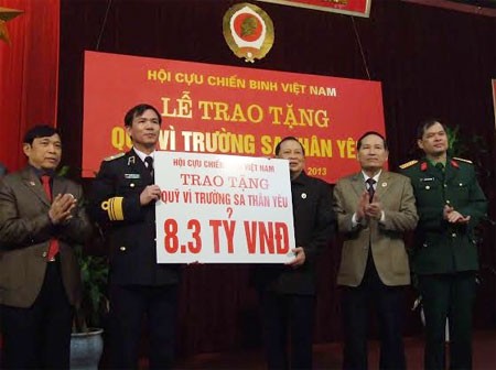 Legiun Veteran Perang Vietnam memberikan sumbangan kepada “Dana demi kepulauan Truong Sa yang tercinta