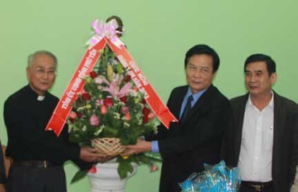 Deputi PM Vietnam, Nguyen Xuan Phuc menyampaikan ucapan selamat kepada warga kristiani di wilayah provinsi gerajani Xuan Loc, provinsi Dong Nai - ảnh 2