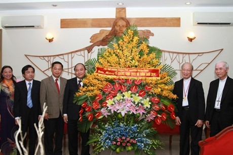 Deputi PM Vietnam, Nguyen Xuan Phuc menyampaikan ucapan selamat kepada warga kristiani di wilayah provinsi gerajani Xuan Loc, provinsi Dong Nai - ảnh 1
