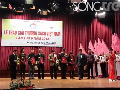 Kira-kira 100 cetakan mencapai penghargaan buku Vietnam 2013 - ảnh 1