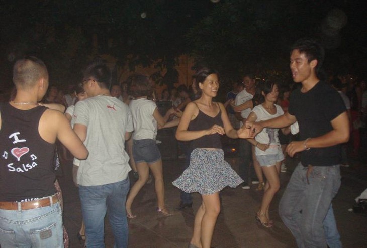 Tarian Salsa jalanan, lapangan main yang sehat bagi kalangan pemuda ibukota Hanoi - ảnh 3