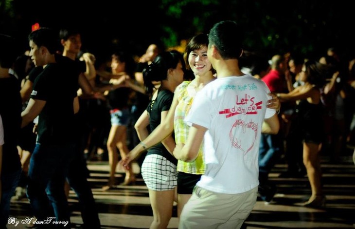 Tarian Salsa jalanan, lapangan main yang sehat bagi kalangan pemuda ibukota Hanoi - ảnh 2