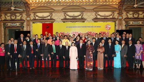 Pimpinan kota Ho Chi Minh mengadakan pertemuan dengan kantor-kantor perwakilan asing pada Hari Raya Tet - ảnh 1