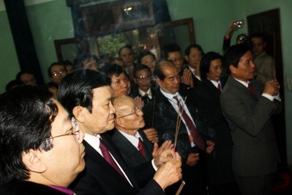 Presiden Truong Tan Sang membakar hio untuk mengenangkan Presiden Ho Chi Minh - ảnh 1
