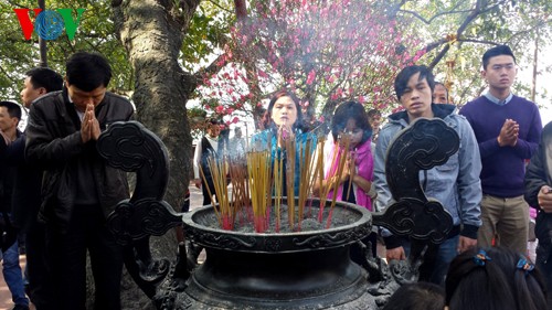 Datang ke pagoda pada awal tahun - satu ciri tradisional dari bangsa Vietnam - ảnh 9