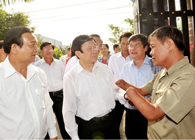 Presiden Truong Tan Sang mengunjungi dan mengucapkan selamat Hari Raya Tet di kabupaten Cu Chi - ảnh 1