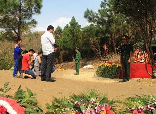 Puluhan ribu orang berziarah ke makam Jenderal Vo Nguyen Giap pada awal musim Semi - ảnh 1