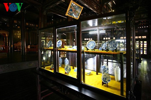 Benda peninggalan sejarah yang tak ternilaikan harganya dari Museum Istana Kerajaan Hue - ảnh 12