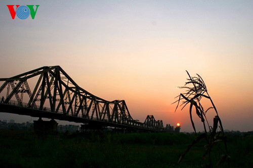 Jembatan Long Bien - Simbol dari ibukota Hanoi - ảnh 9