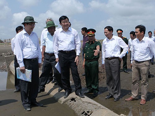 Presiden Truong Tan Sang melakukan survei terhadap tanggul penting di provinsi Tra Vinh dan Soc Trang - ảnh 1
