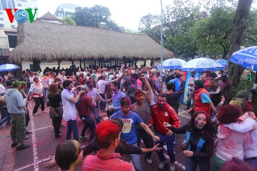 Berwarna-warninya pesta Holi di kota Hanoi - ảnh 1