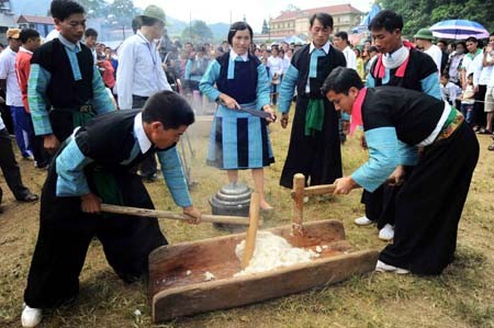 Rakyat etnis minoritas Mong di dukuh Na Tau dengan adat istiadat menumbuk kue Day - ảnh 1