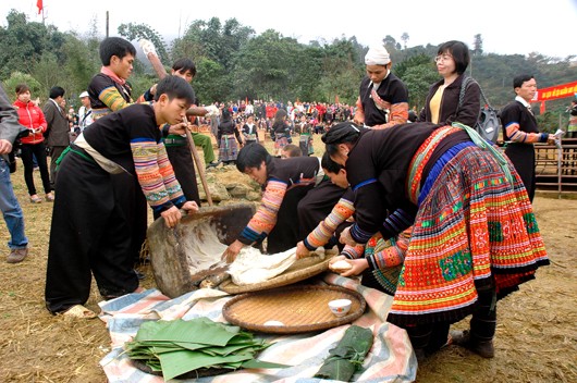 Rakyat etnis minoritas Mong di dukuh Na Tau dengan adat istiadat menumbuk kue Day - ảnh 2