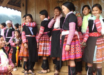 Pakaian wanita etnis minoritas Mong - ảnh 1