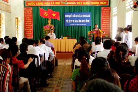 Kepala Departemen Penggerakan Massa Rakyat KS PKV, Ha Thi Khiet melakukan kontak dengan pemilih provinsi Ha Giang - ảnh 1