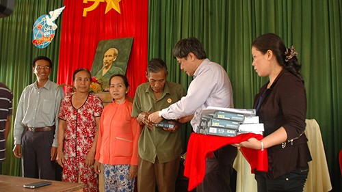 VOV memberikan bingkisan kepada para keluarga-keluarga yang mendapat kebijakan prioritas di provinsi Ca Mau - ảnh 1