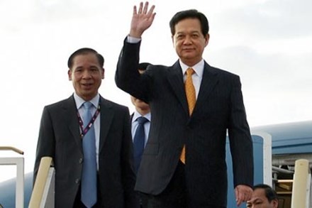 PM Nguyen Tan Dung berangkat menghadiri Konferensi Tingkat Tinggi ke-24 ASEAN - ảnh 1