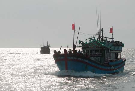 Kaum nelayan di Vietnam Tengah berangkat melakukan penangkapan ikan - ảnh 1