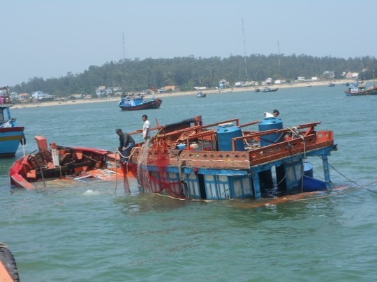 Anggota MN VN mengutuk kapal Tiongkok yang menabrak kapal ikan milik kaum nelayan Vietnam sampai tenggelam - ảnh 1