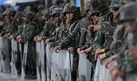 Thailand menggelarkan tentara dan polisi untuk mencegah demonstrasi di ibukota Bangkok - ảnh 1
