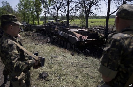 Ukraina meninjau memberlakukan situasi darurat militer di beberapa provinsi di bagian Timur - ảnh 1